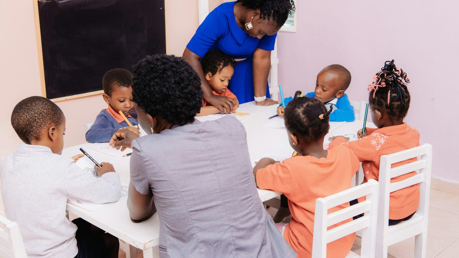 Éducatrice et enfants dans un milieu de garde au Québec