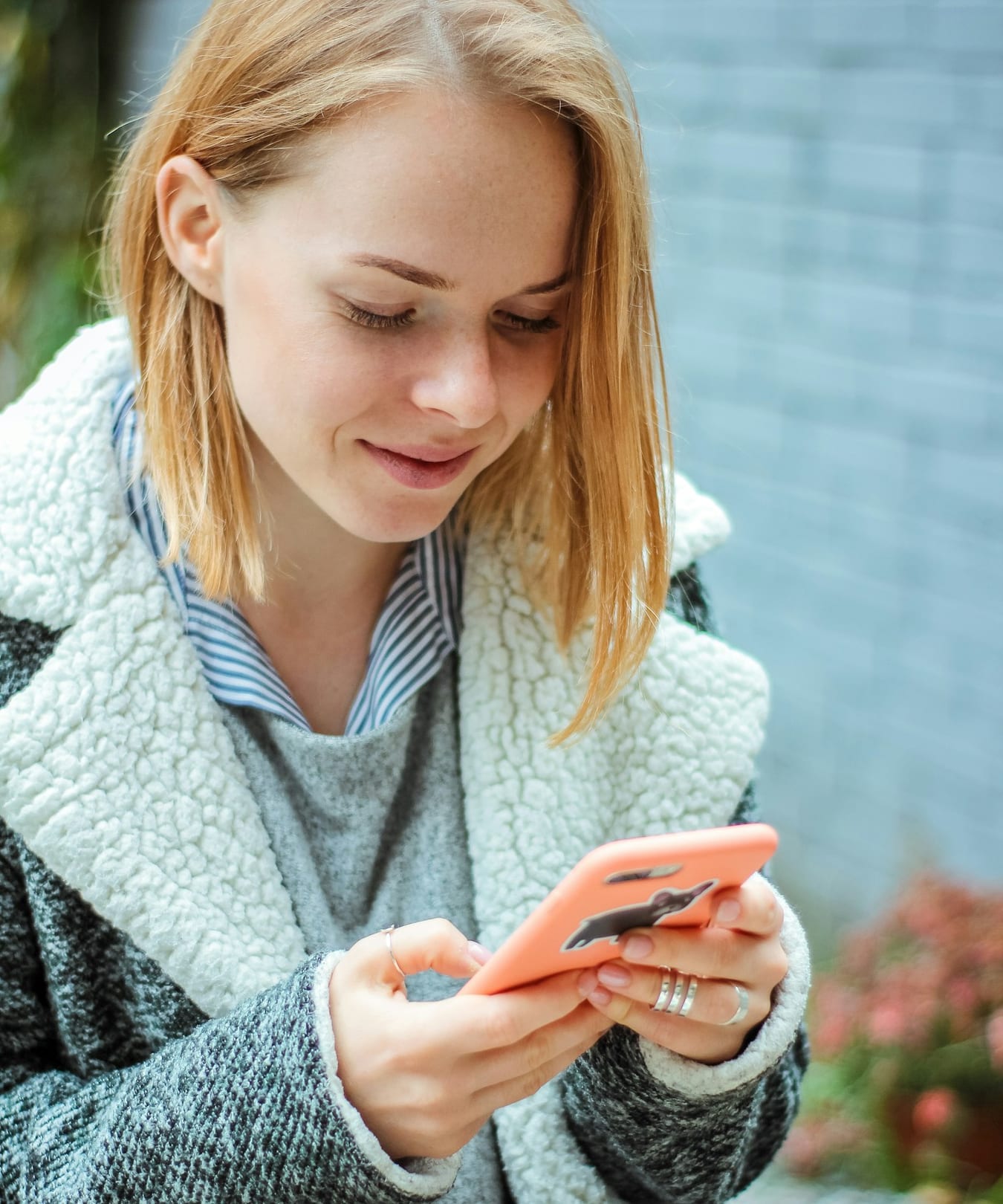 Responsable de milieu de garde qui consulte tranquillement les demandes reçues sur son téléphone